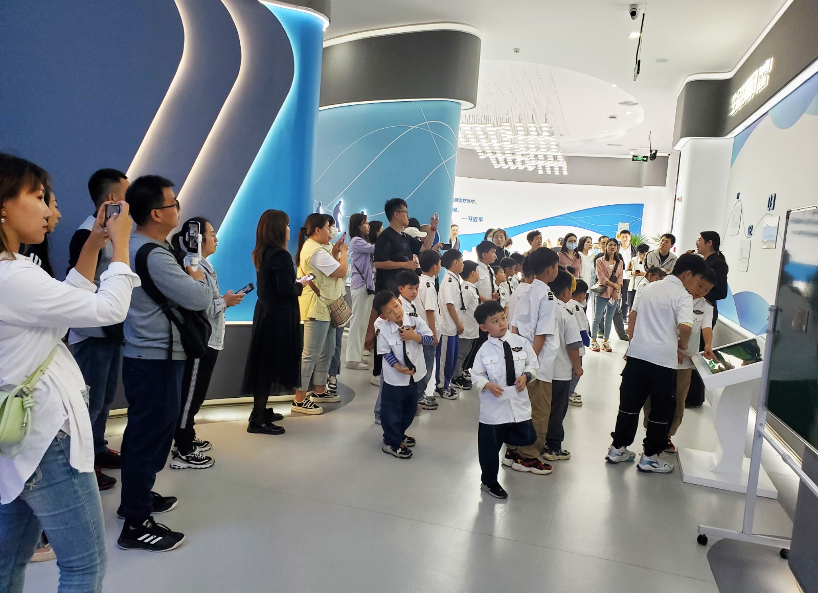 河南航投飞宇研学训练营走进郑大干细胞库参观研学 微信图片_20230529130610.jpg