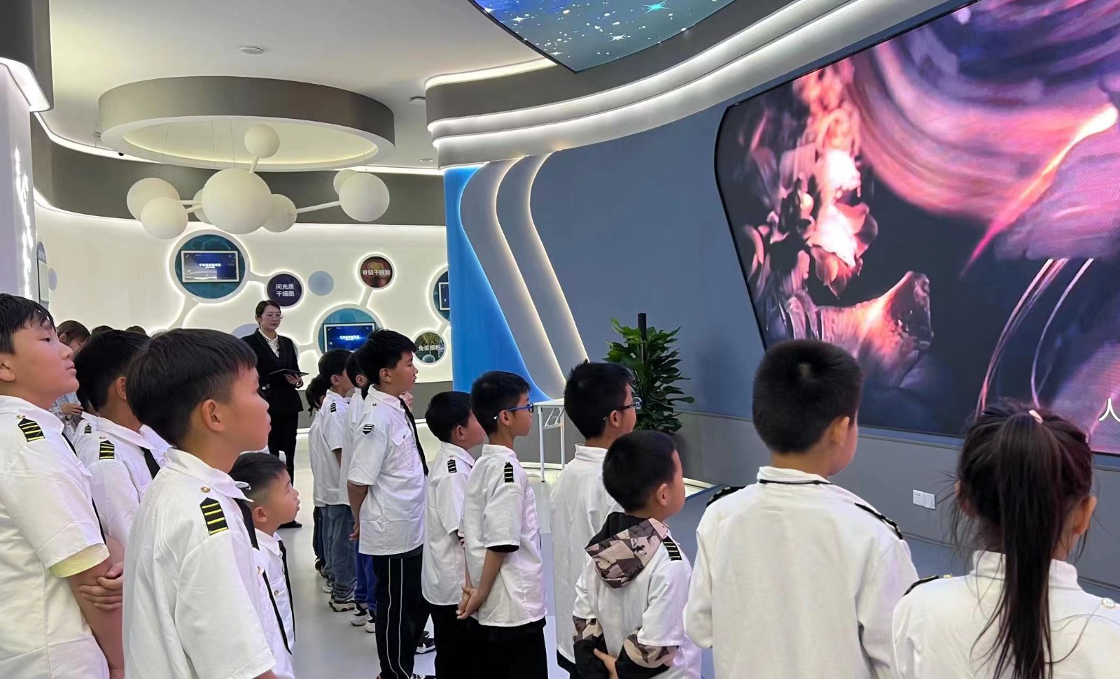 河南航投飞宇研学训练营走进郑大干细胞库参观研学 微信图片_20230529130501.jpg