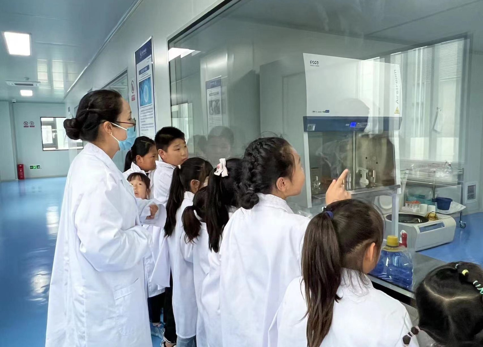 河南航投飞宇研学训练营走进郑大干细胞库参观研学 微信图片_20230529130507.jpg
