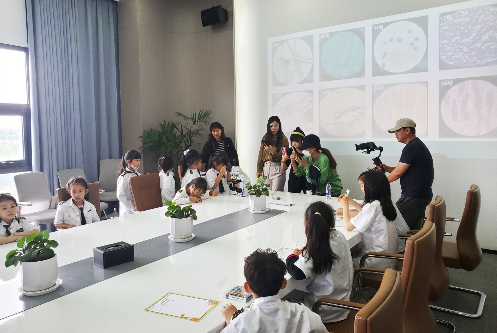 河南航投飞宇研学训练营走进郑大干细胞库参观研学 微信图片_20230529130716.jpg