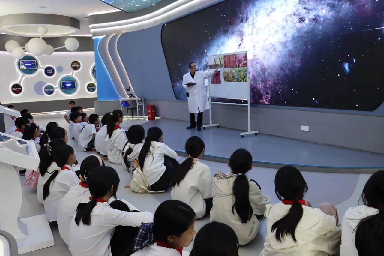 探索生命奥秘·点燃科学梦想——太湖路小学走进郑大干细胞库 1776047475422029.jpg