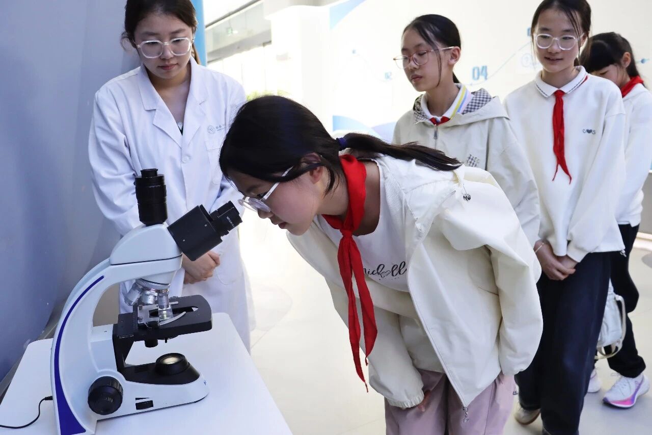 探索生命奥秘·点燃科学梦想——太湖路小学走进郑大干细胞库 1776047519131191.jpg