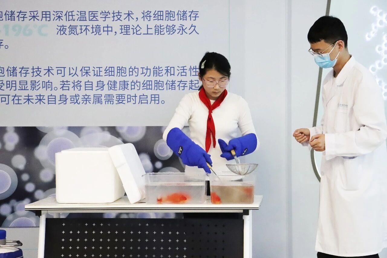 探索生命奥秘·点燃科学梦想——太湖路小学走进郑大干细胞库 1776047671794367.jpg