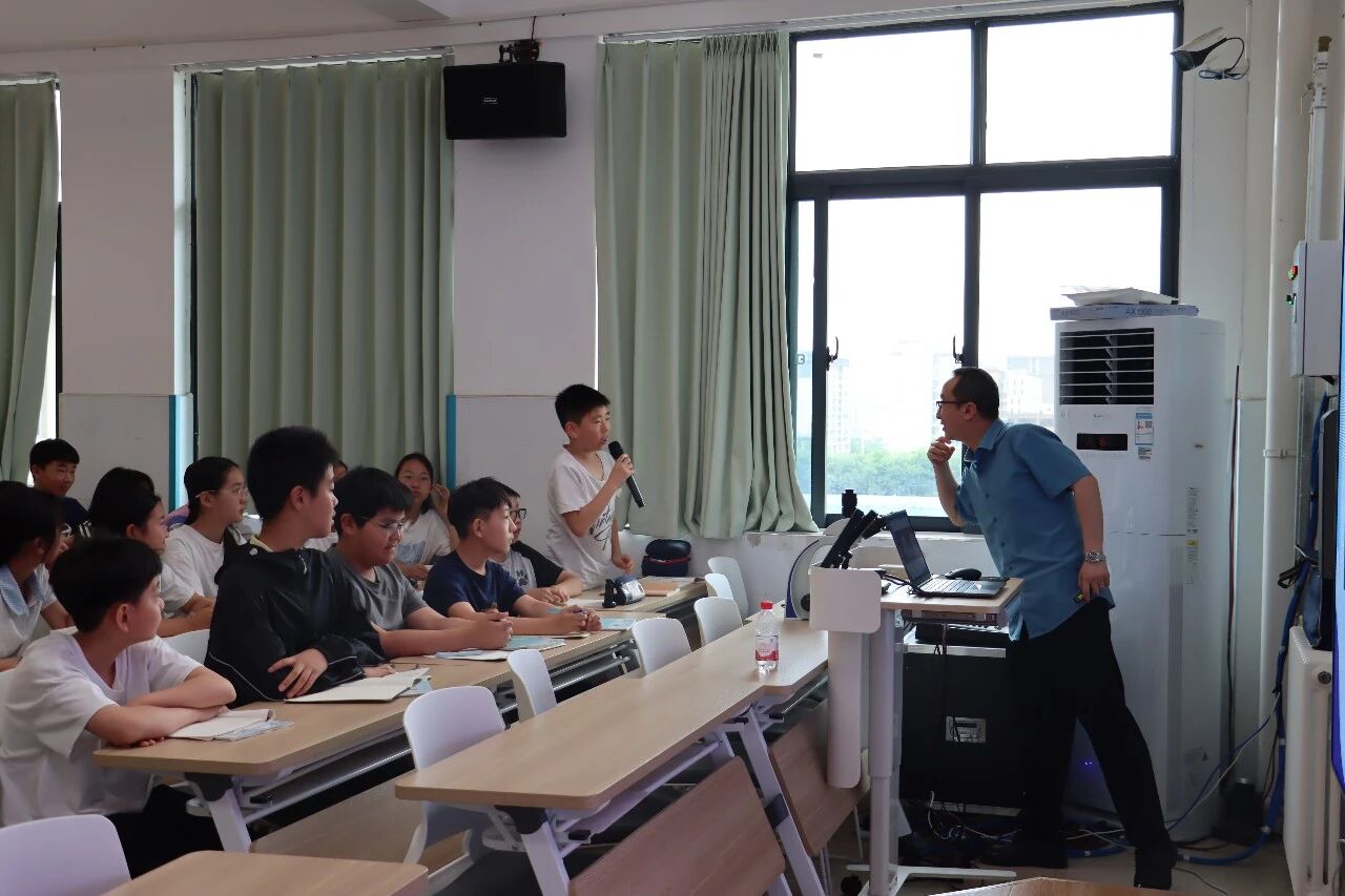 探索生命奥秘 点燃科学梦想——郑大干细胞库科普讲座走进航空港区慈航路小学 5.jpg