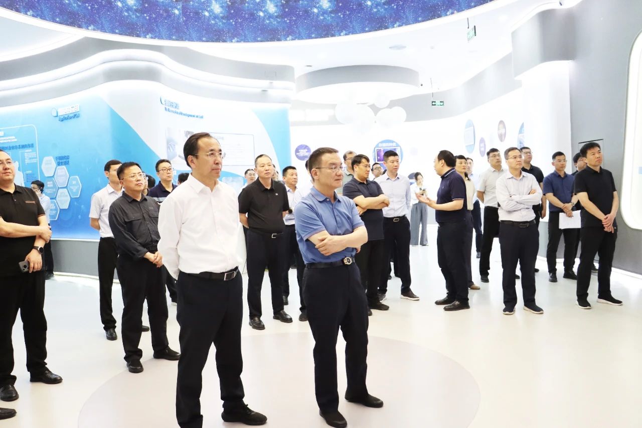 郑州二七区委考察团走访郑大干细胞库 ，共探生命科学发展新路径